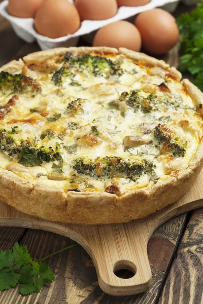 Quiche lorraine med kyckling, champinjoner och broccoli — Stockfoto