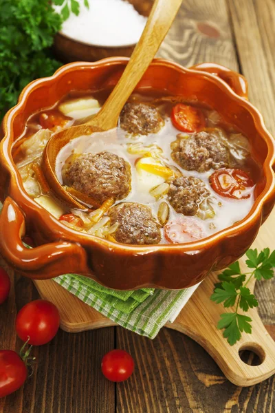 Sopa de col con albóndigas y tomates —  Fotos de Stock