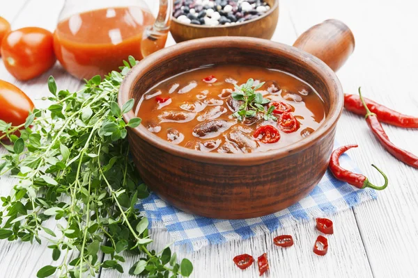 Чилийский суп с красной фасолью и зеленью — стоковое фото