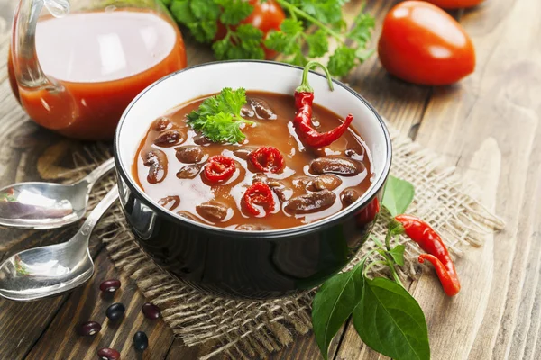 Чилийский суп с красной фасолью и зеленью — стоковое фото