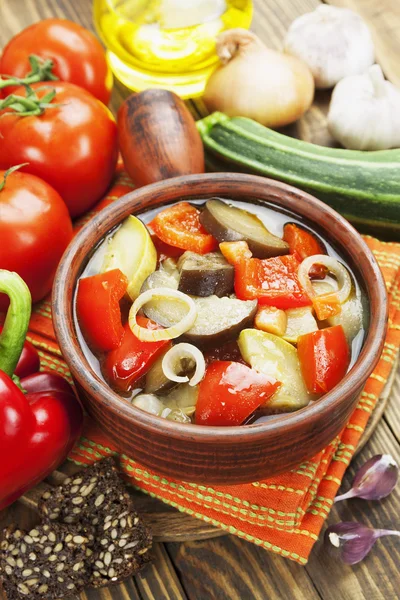 Steamed vegetables in the ceramic pot — Stock Photo, Image