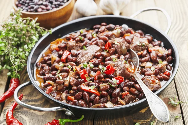 Kött gryta med röda bönor och chili — Stockfoto