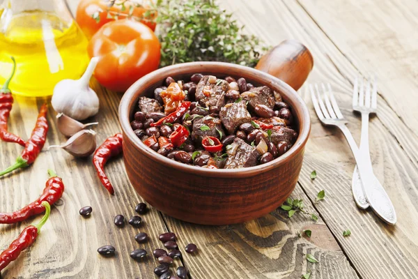 Guisado de carne com feijão vermelho e pimenta — Fotografia de Stock