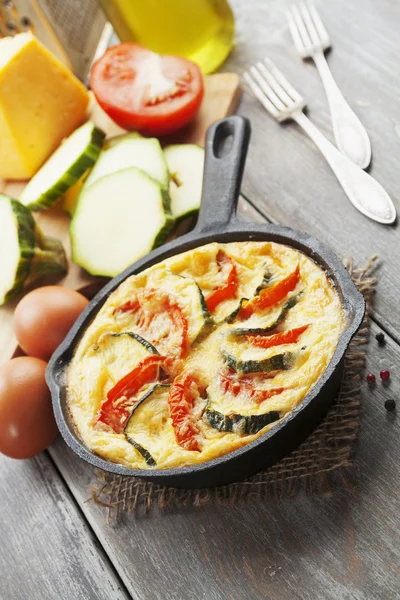 Omelet med courgette og tomater - Stock-foto