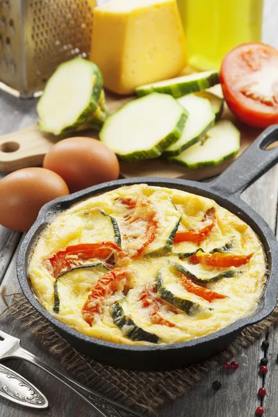 Omelet med courgette og tomater - Stock-foto