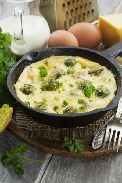 Auflauf mit Rosenkohl und Käse in einer Pfanne — Stockfoto