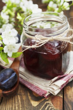 Cam kavanozda erik reçeli 