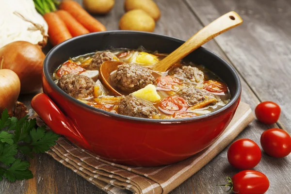 Sopa de col con albóndigas y tomates —  Fotos de Stock
