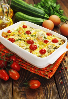 tavuk, domates ve otlar pişmiş kabak 