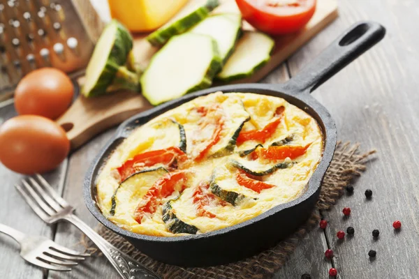 Omelette mit Zucchini und Tomaten — Stockfoto