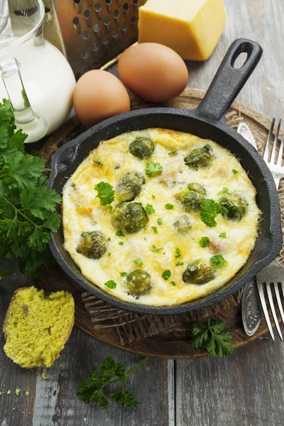 Auflauf mit Rosenkohl und Käse in einer Pfanne — Stockfoto