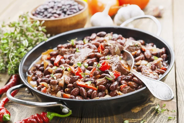 Meat stew with red beans and chili — Stock Photo, Image