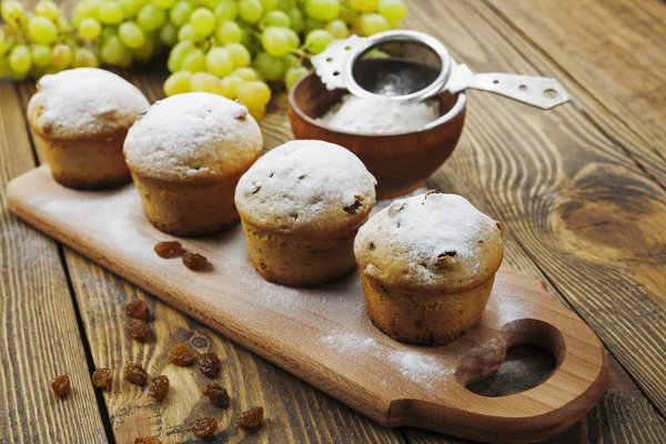 Muffins caseiros com passas e açúcar em pó — Fotografia de Stock