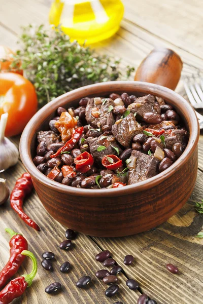 Kött gryta med röda bönor och chili — Stockfoto