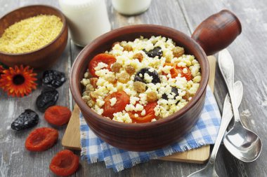 darı lapa Kuru Kayısı ve kuru erik bir kase ile