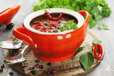 Acılı çorba, Kuru fasulye ve yeşillik 