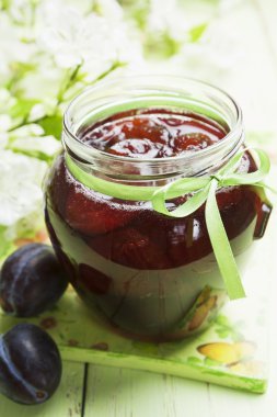 Cam kavanozda erik reçeli 