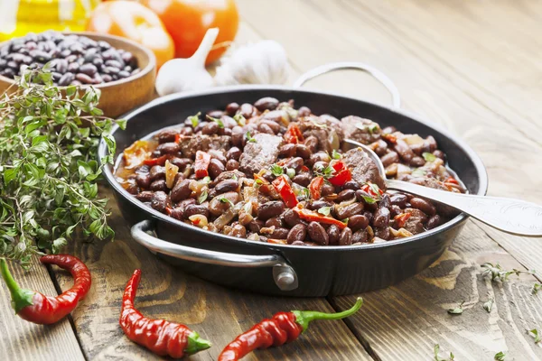 Guisado de carne com feijão vermelho e pimenta — Fotografia de Stock