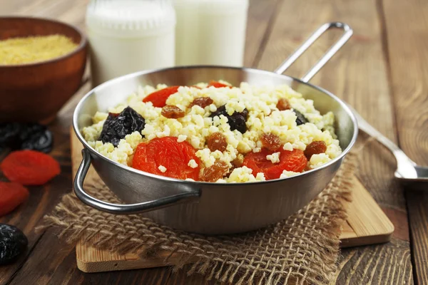 Mingau de milho com frutas secas — Fotografia de Stock