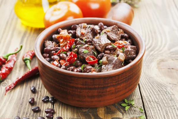 Guisado de carne com feijão vermelho e pimenta — Fotografia de Stock