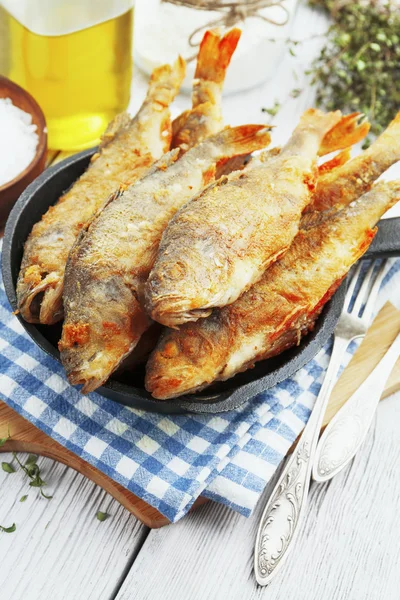 Pesce fritto in padella — Foto Stock