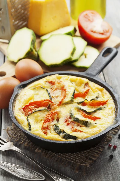 Omelette with zucchini and tomatoes — Stock Photo, Image