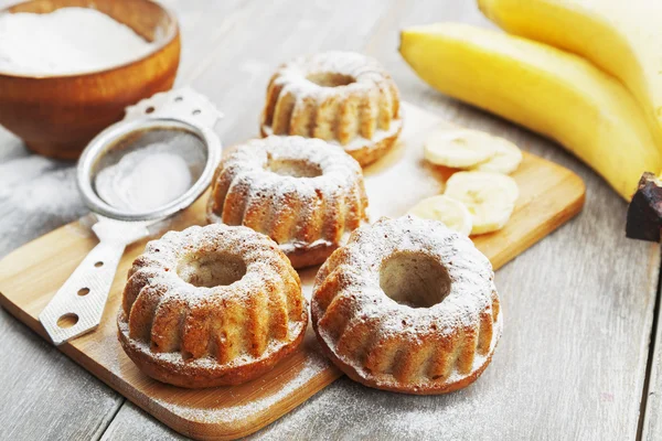 Pastel de plátano casero con azúcar en polvo —  Fotos de Stock