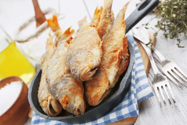 Pesce fritto in padella — Foto Stock