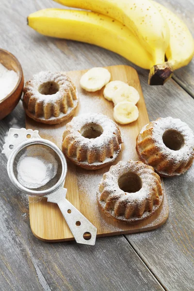 Gâteau à la banane maison avec sucre en poudre — Photo