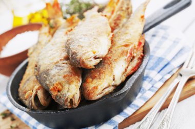 Kızarmış balık kızartma tavasında 