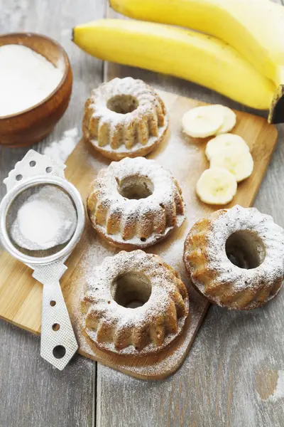 Gâteau à la banane maison avec sucre en poudre — Photo