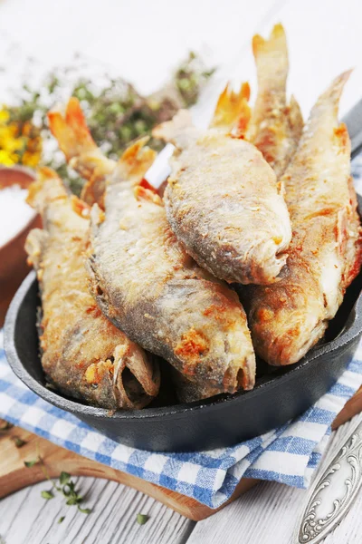 Pesce fritto in padella — Foto Stock