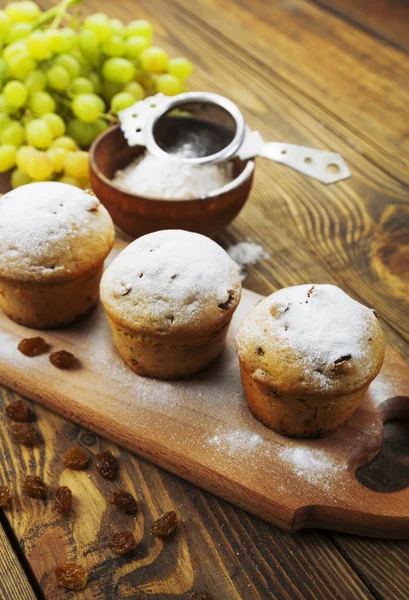 Muffins faits maison aux raisins secs et sucre en poudre — Photo