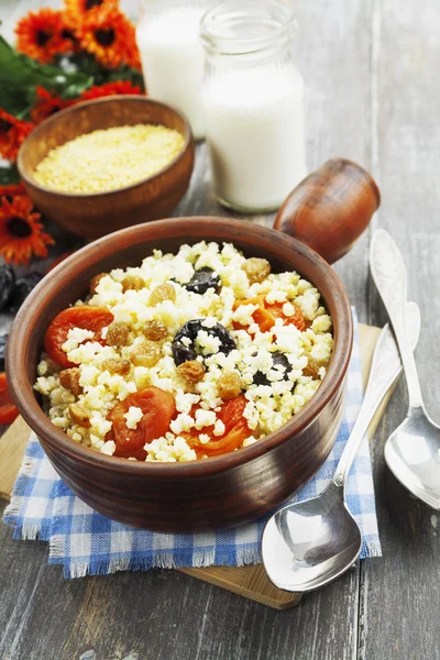 Porridge di miglio con albicocche asciugate e sfronda in una boccia — Foto Stock