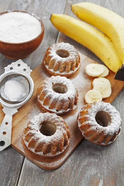 Домашний банановый торт с сахарной пудрой — стоковое фото