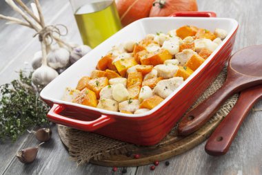 Kabak ile pişmiş tavuk