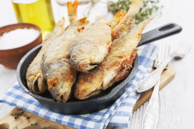 Kızarmış balık kızartma tavasında 