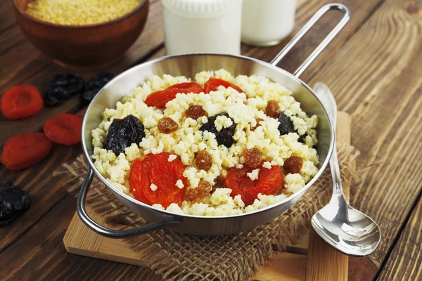 Mingau de milho com frutas secas — Fotografia de Stock