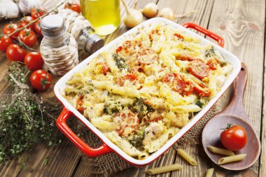 tavuk ve brokoli ile makarna güveci