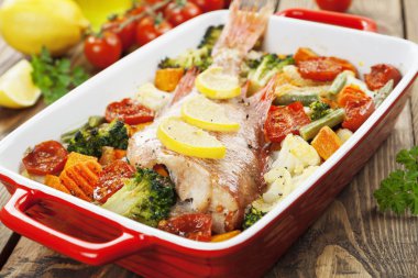 ile sebze kızarmış balık