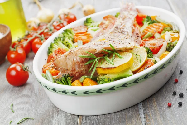 Roasted fish with vegetables — Stock Photo, Image