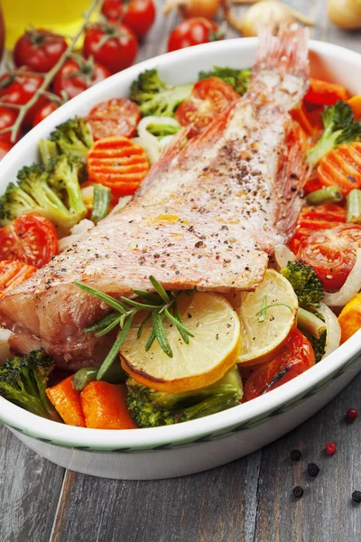 Roasted fish with vegetables — Stock Photo, Image