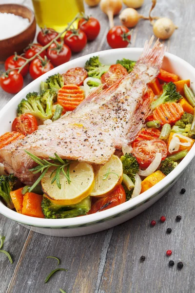 Roasted fish with vegetables — Stock Photo, Image