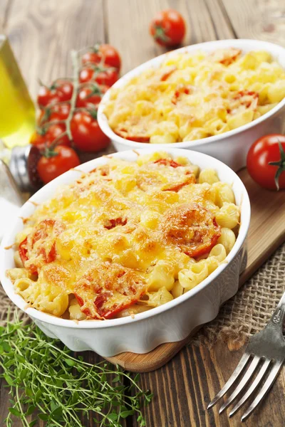 Nudeln mit Tomaten und Käse gebacken — Stockfoto