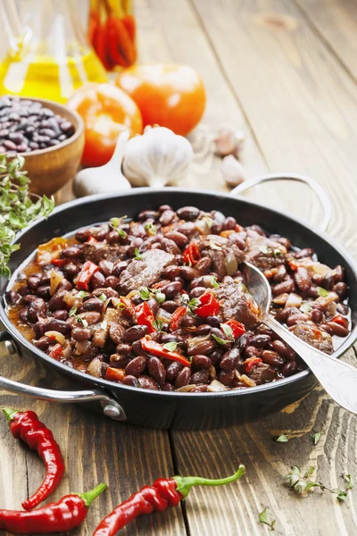 Fleischeintopf mit roten Bohnen und Chili — Stockfoto