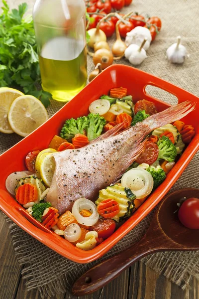 Roasted fish with vegetables — Stock Photo, Image