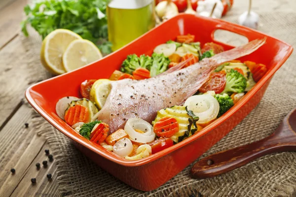 Roasted fish with vegetables — Stock Photo, Image