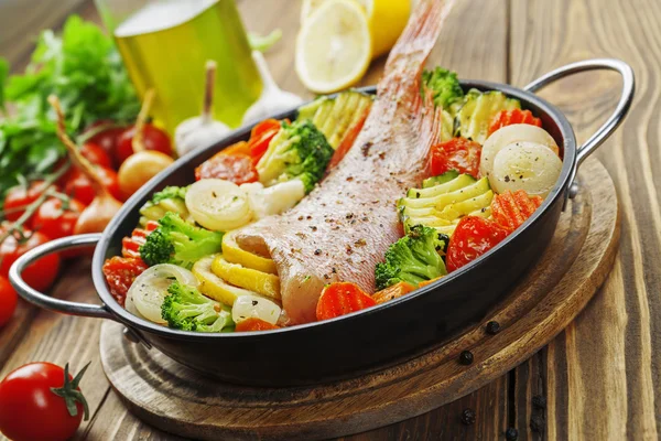 Pieczona ryba z warzywami — Zdjęcie stockowe