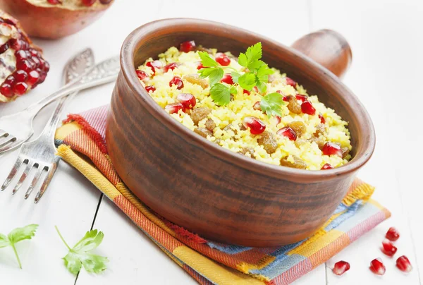 Couscous mit Granatapfel, Rosinen und Gewürzen — Stockfoto