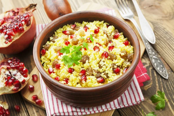 Couscous med granatäpple, russin och kryddor — Stockfoto